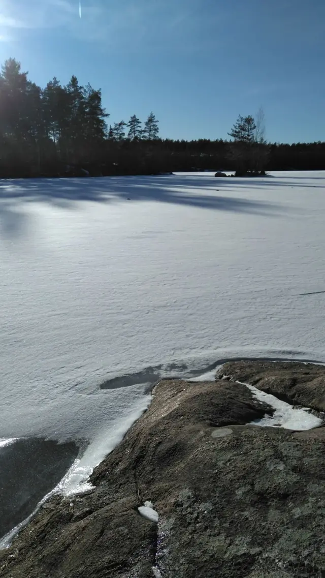 Isbelagd sjö med snö.