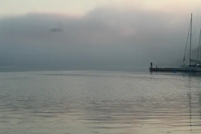 Dimma över vatten, i Kämpersvik.