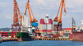 Lastkaj i Göteborgs hamn med byggnaden Lilla Bommen (också kallad läppstiftet) i bakgrunden. 