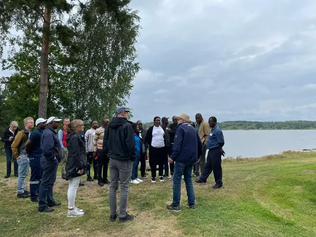 Bilden visar studiebesöket vid det översvämmade området kring sjön Roxen. Gruppen står bredvid sjön.