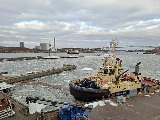 En delvis isklädd Göta älv där en båt ligger vid kajen utanför SMHIs kontor i Göteborg.