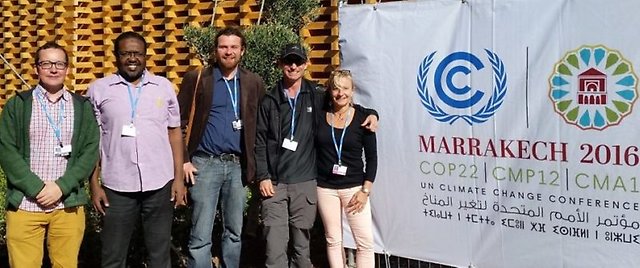 Gruppfoto från ett klimatmöte.