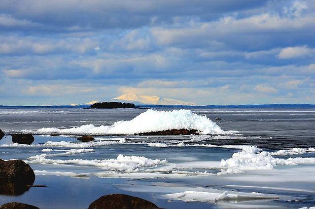 Islossning på Storsjön, fjällen syns i bakgrunden.