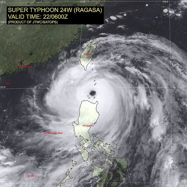 Satellitbild över den tropiska orkanen Ragasa på morgonen (svensk tid) den 22 september vid filippinska ön Calayan. Källa: Joint Typhoon Warning Center