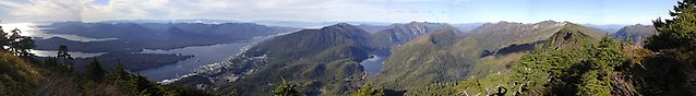 Panoramabild över Ketchikan med omnejd från toppen av Deer Mountain. Källa: Wikipedia.