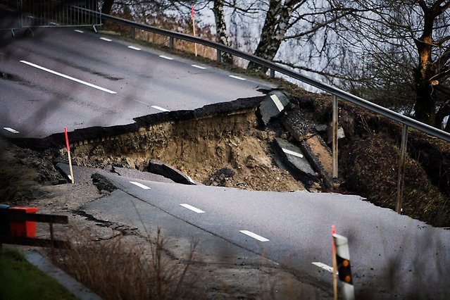En väg som rasat efter ett skred.