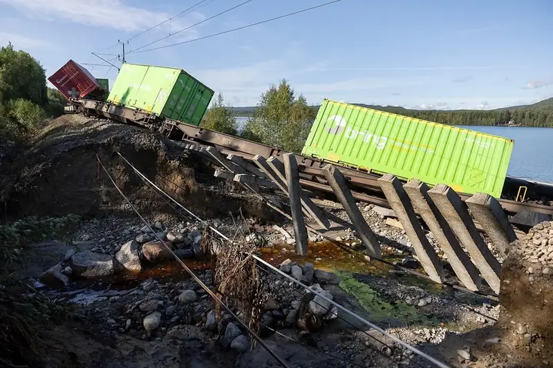 En järnväg har kollapsat efter kraftig nederbörd i Västernorrland 2025.