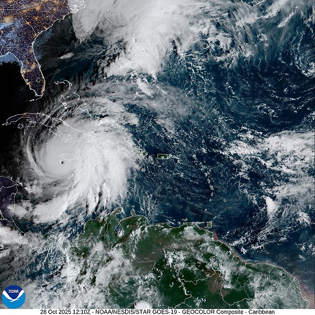 Satellitbild över den tropiska orkanen Melissa strax innan den drog in över Jamaica på eftermiddagen den 28 oktober 2025. Källa: NOAA.