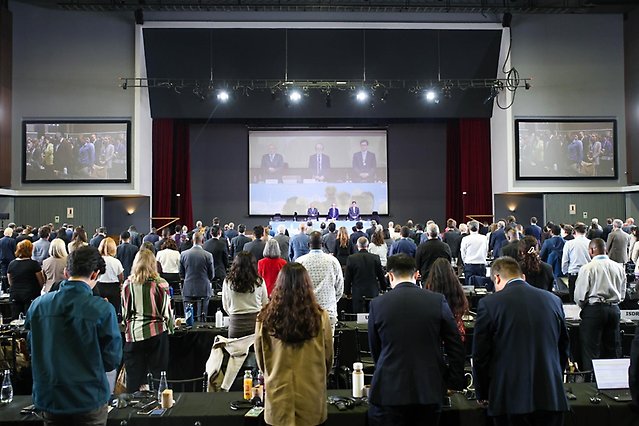 Personer som står upp i en tyst minut