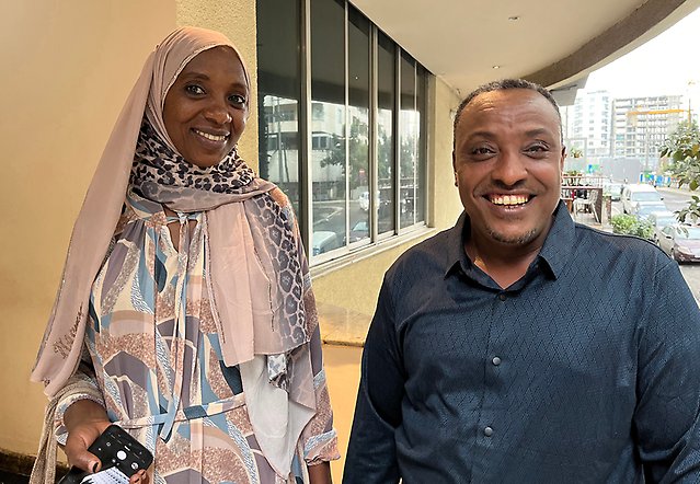 Två personer i stadsmiljö.