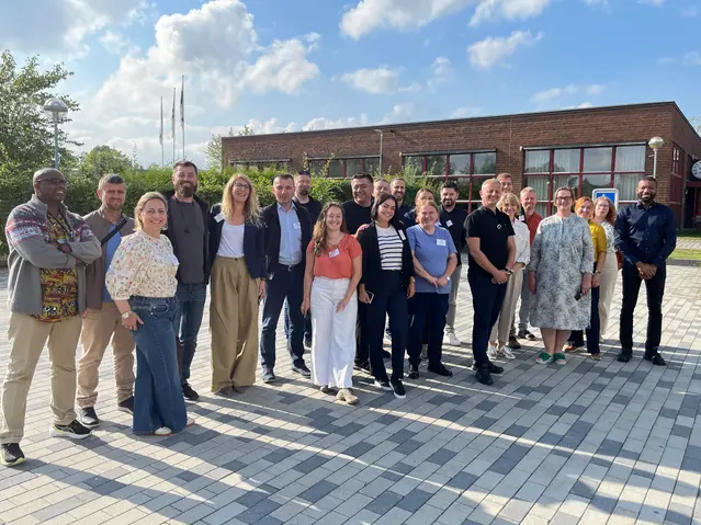 En grupp människor som genomfört ett studiebesök på SMHI.