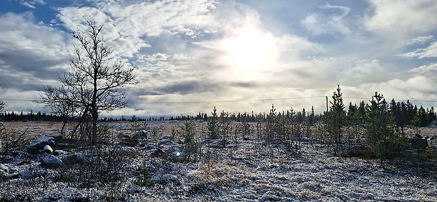 Uppsprucket molntäcke över ett lätt snötäcke vid Staffsvallen den 28 oktober. Foto: Malin Anteros.
