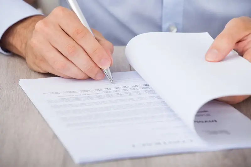 Person fyller i ett papper.