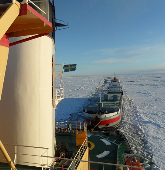 Frej bågserar ett fartyg genom isfältet. 