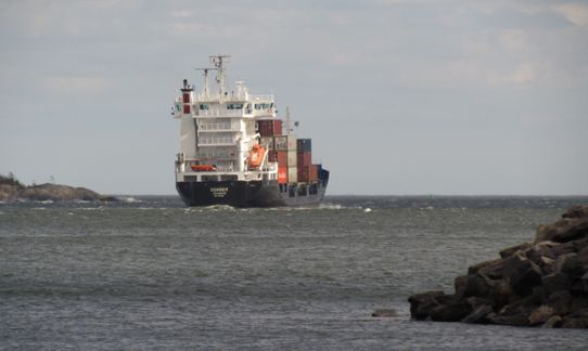 Stort fartyg lägger ut i Östersjön