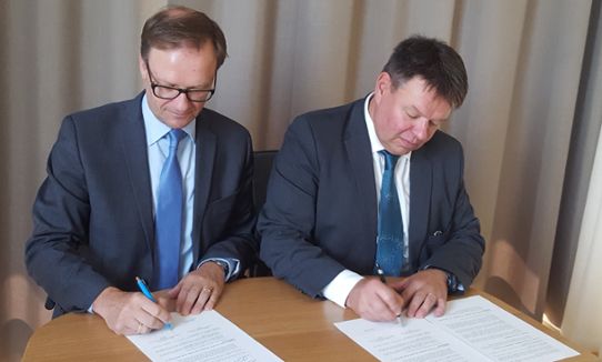 Rolf Brennerfelt, generaldirektör SMHI och Petteri Taalas, generalsekreterare WMO undertecknar avsiktsförklaringen om internationellt utvecklingssamarbete.