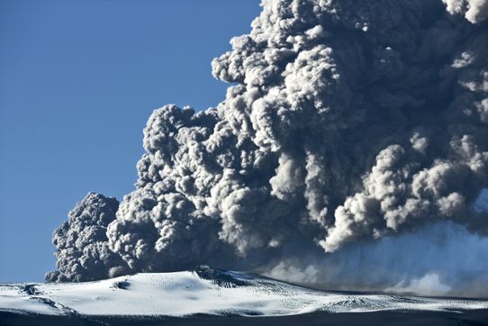 Vulkanen Eyjafjallajökull på Island spyr ut aska mot blå himmel
