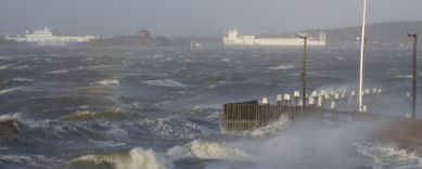 Vågor mot en hamn utanför Göteborg vid stormen Per