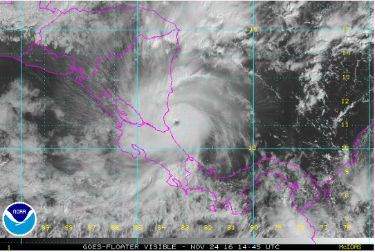 Den tropiska orkanen Otto strax innan den nådde land i sydligaste Nicaragua.