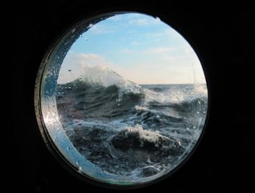 Upprört hav genom båtfönster