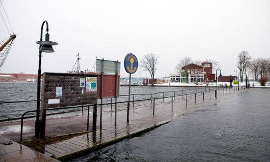 Högt vattenstånd vid Badholmen, Simrishamn, den 4 januari 2016.