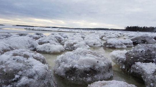 Mycket stora isbollar vid Byske havsbad 2017-01-17.
