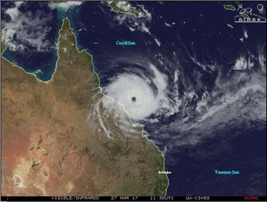 Orkanen Debbie på väg in över nordöstra Australien