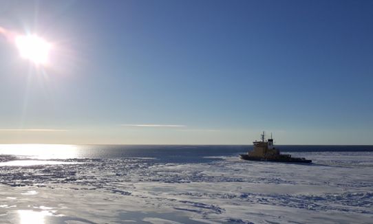 Isbrytaren Atle går genom isen mot öppet vatten