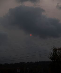 Röd sol i Jönköping 17 oktober 2017 kl 10.00.