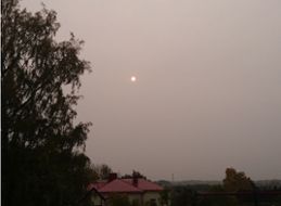 Utanför Norrköping sågs den röda solen den mörka morgonen 17 oktober. 