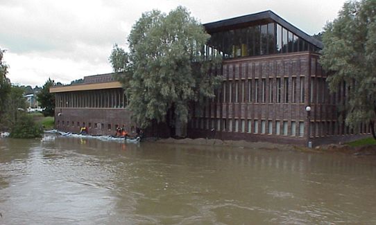 Översvämning utanför Sporthallsbadet i Sundsvall