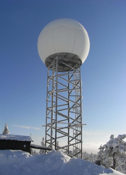 Radaranläggning med sin karaktäristiska vita radarkula, foto.