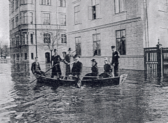 Bilderna visar översvämning vid Skolgatan.