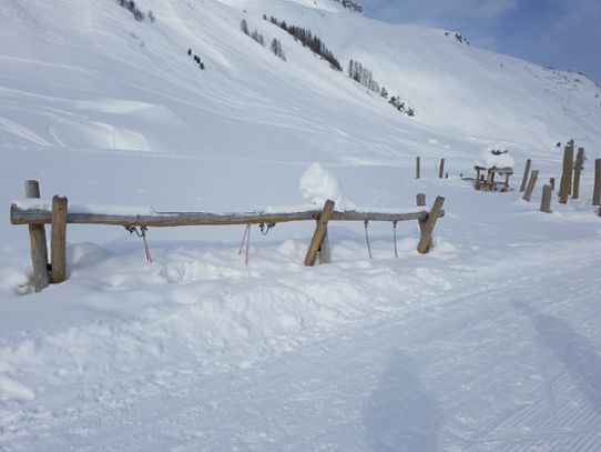 I Alperna var det kallt och mycket snö. Här en gunga begravd under all snö i franska Val d'Isere.