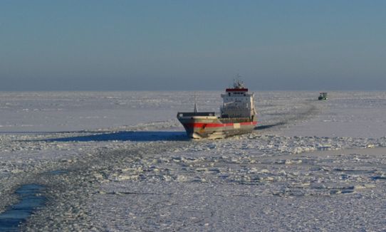Fartyg som går genom rännan efter isbrytare