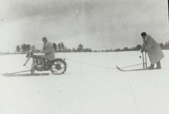 J.W. Sandström tolkar efter vinteranpassad motorcykel. 