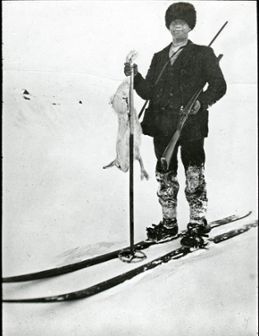 Hjalmar Norman i april 1912 efter lyckad jakt