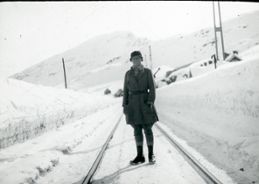 Thea Ahlberg vid järnvägsstation i fjällvärlden, möjligen april 1927 (SMHI JWS 04-007).