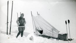Thea med tältet uppspänt på kälken för nattvila i april 1927