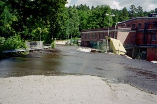 Översvämning av väg och damm vid Silverdalens pappersbruk den 9 juli 2003 (foto: Martin Häggström)