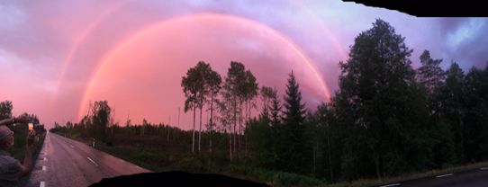 en dubbel regnbåge observerad nära solnedgången den 17 augusti 2018 nära Högsby i Kalmar län
