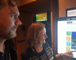 Lotta Andersson visar klimatanpassningsspel på Klimatforum 2019