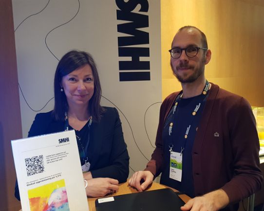 Lena Lindström och Gustav Strandberg i SMHIs monter på Klimatforum 2019.