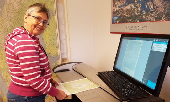 Else-Marie Wingqvist hydrolog på SMHI digitaliserar sjödjupskartor genom att skanna dem