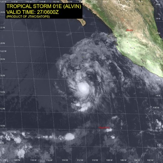Satellitbild över den tropiska stormen Alvin i östra Stilla havet på morgonen den 27 juni.