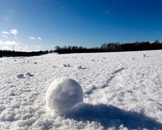 Snöbollar skapade i samband med stormvindar och nederbörd.