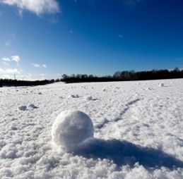 Snöbollar skapade i samband med stormvindar och nederbörd.