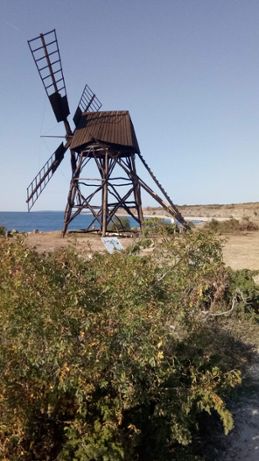 Sveriges enda vinddrivna skurkvarn på Öland en solig sommardag. 