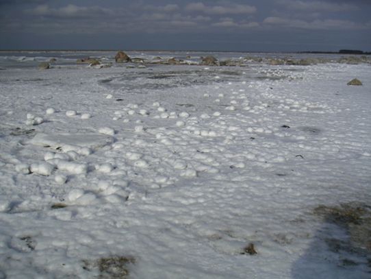 Isbollar vid Ölands södra udde fotograferade den 18 feb 2011