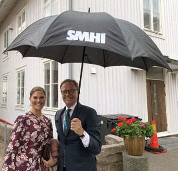 Efter namngivningsdagens slut överlämnade SMHIs generaldirektör, Rolf Brennerfelt, ett paraply till Kronprinsessan.